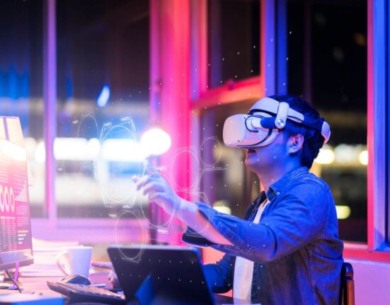 Profissional usando equipamento de realidade virtual enquanto trabalha em um escritório iluminado, simbolizando as inovadoras profissões do futuro